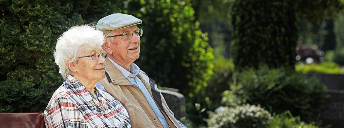 Senioren auf der Parkbank